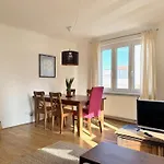 Newly Renovated Apartment At Yppenplatz
