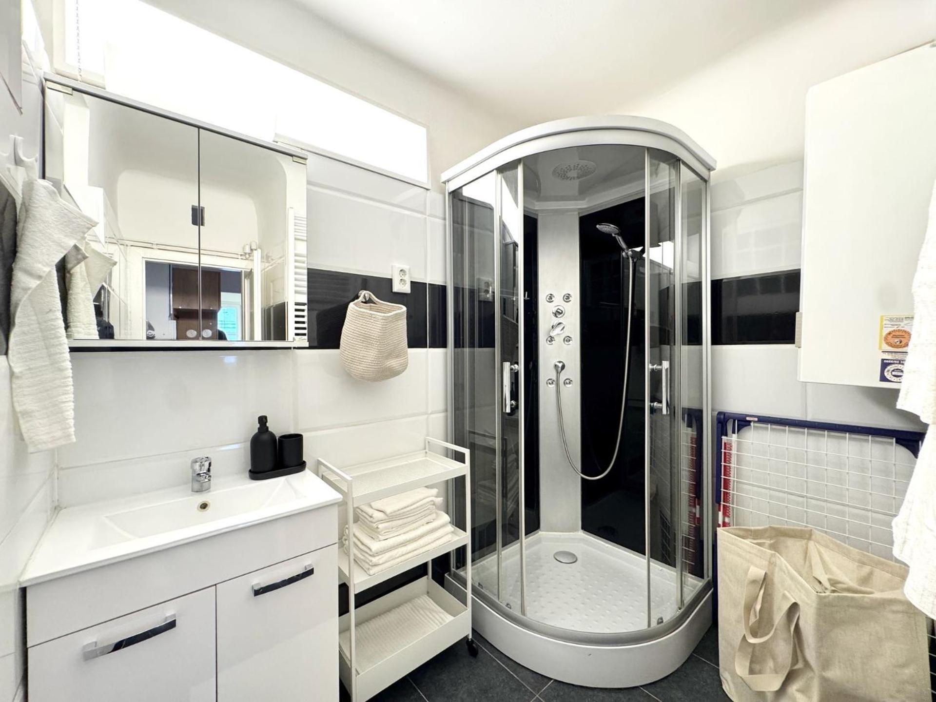 Newly Renovated At Yppenplatz * Viena