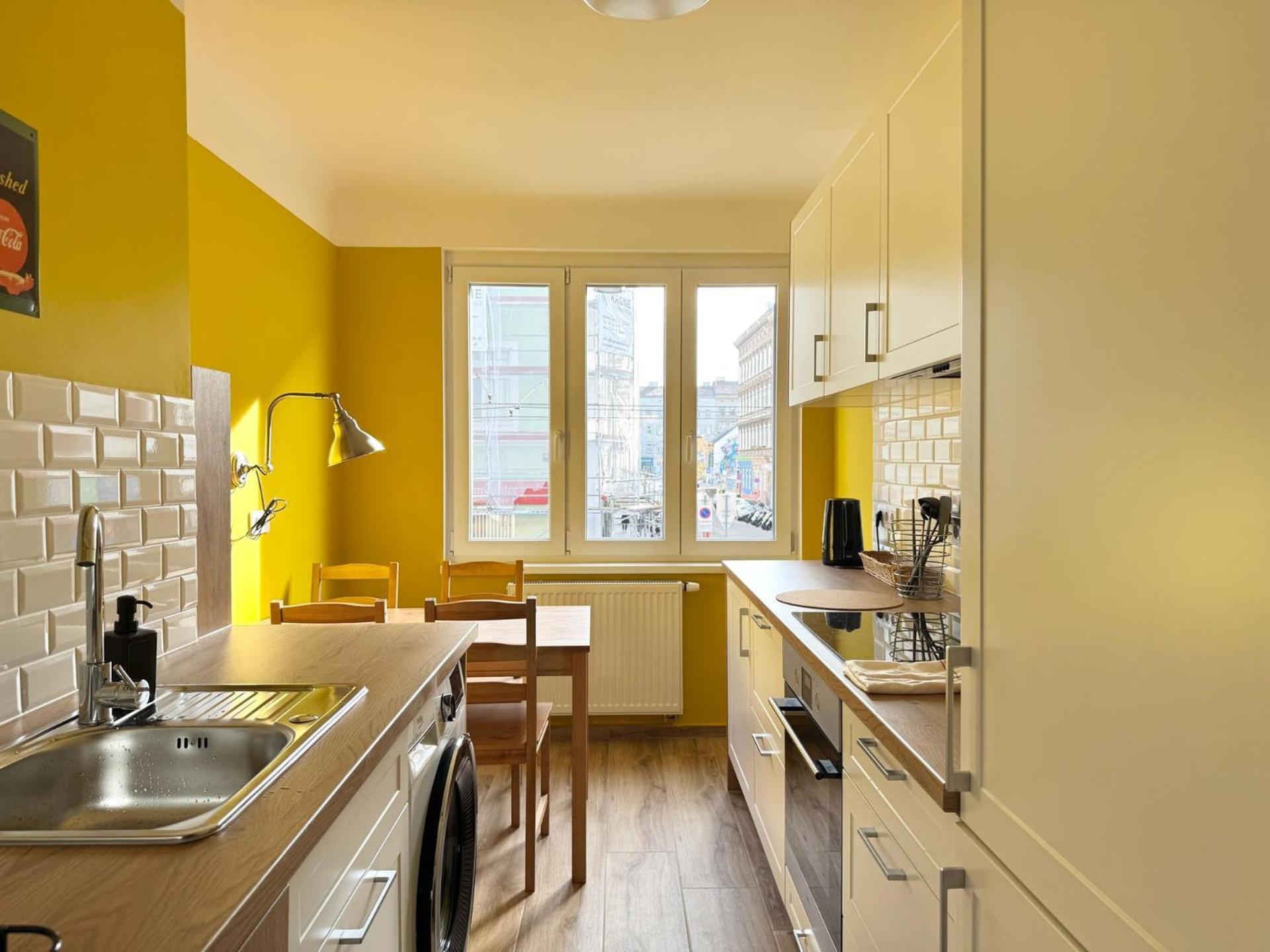 Newly Renovated At Yppenplatz *
